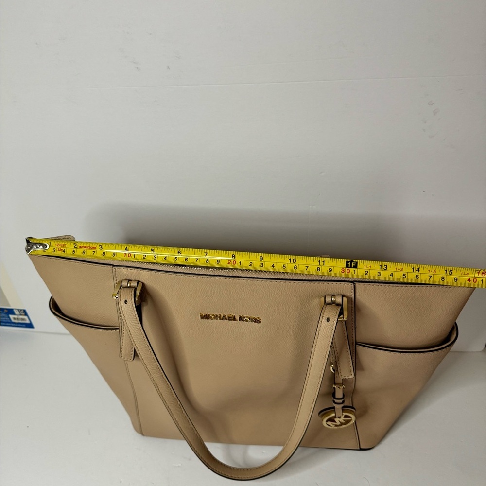 Michael Kors Jet Set Travel Large Tote Oyster Beige Saffiano Leather Top Zip Bag - Picture 6 of 15